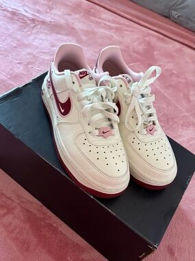 Nike Kids White and Pink Low-Top Sneakers with Maroon Swoosh